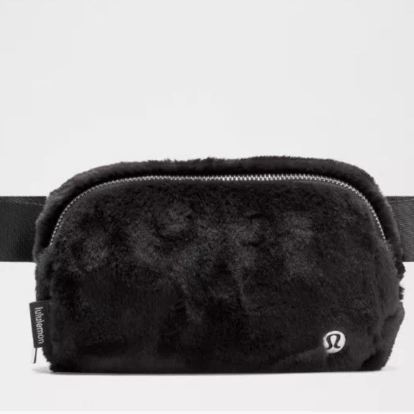 Lululemon Everywhere Belt Bag Plush Fleece Black NEW NWT Adjustable Versatile - Picture 1 of 10